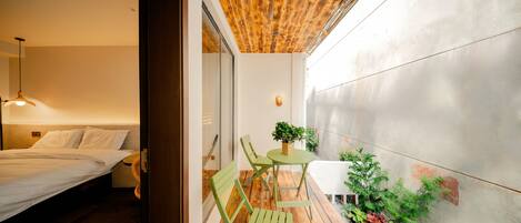 Room, 1 King Bed, Non Smoking | Terrace/patio