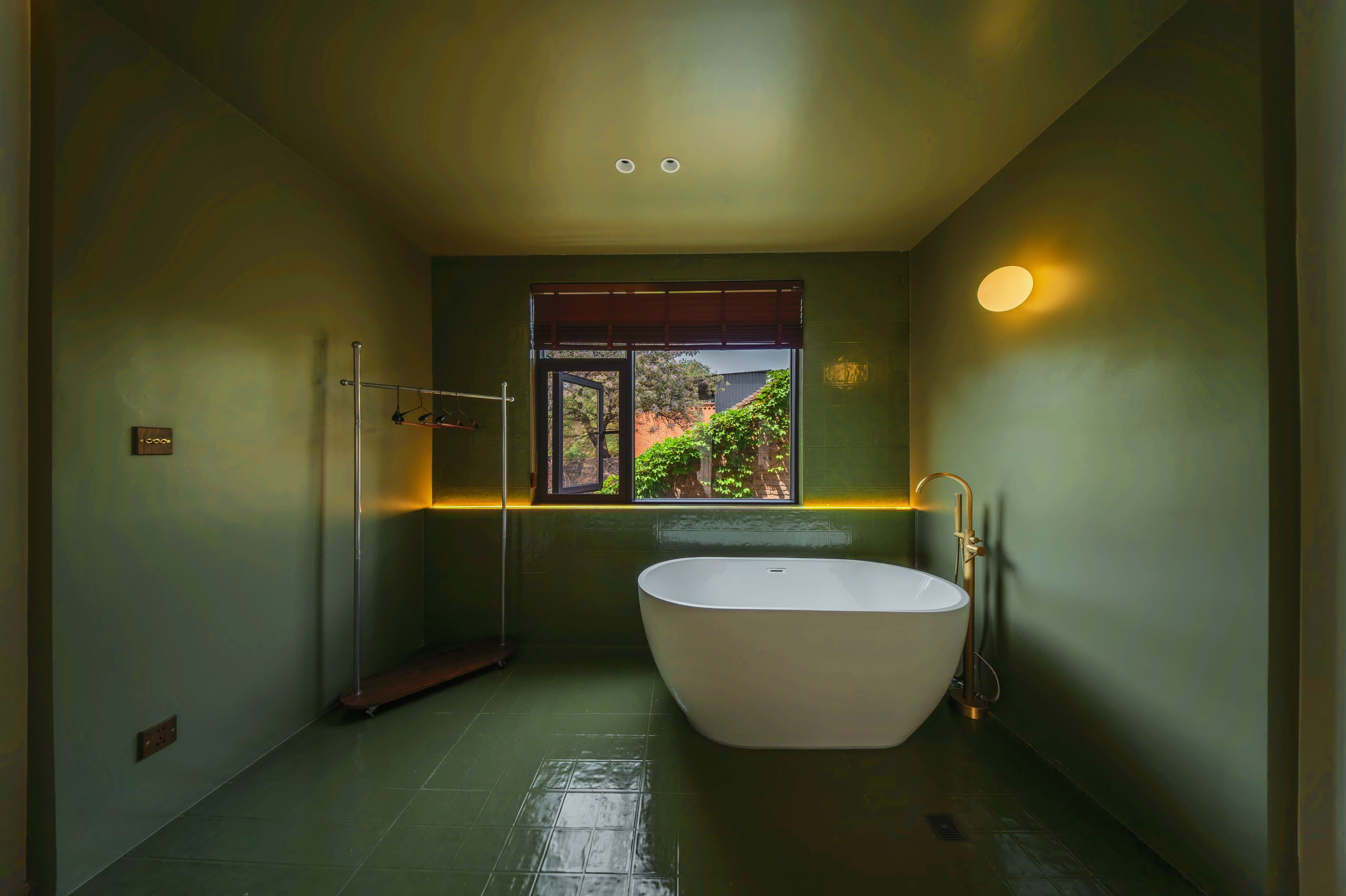 Room, 1 King Bed, Accessible Bathtub, Non Smoking | Bathroom | Separate bathtub and shower, free toiletries, hair dryer, towels
