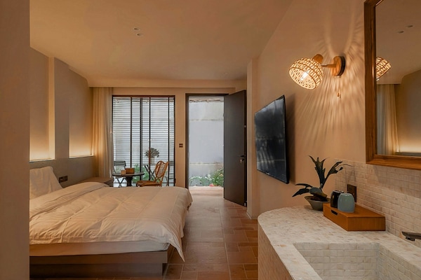 Room, 1 King Bed, Non Smoking | Desk, laptop workspace, free WiFi