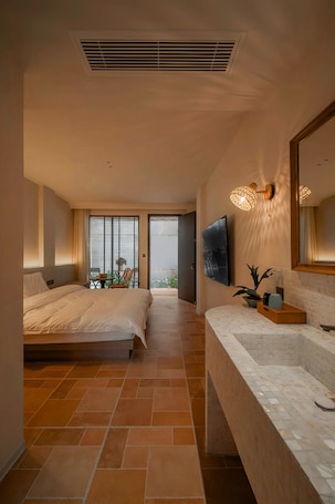 Room, 1 King Bed, Non Smoking | Desk, laptop workspace, free WiFi