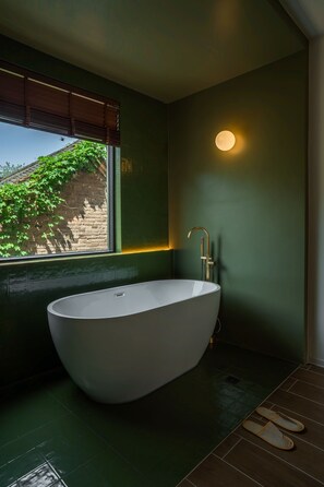Kamer, 1 kingsize bed, rolstoeltoegankelijk bad, niet-roken | Badkamer | Een aparte badkuip en douche, gratis toiletartikelen, een haardroger