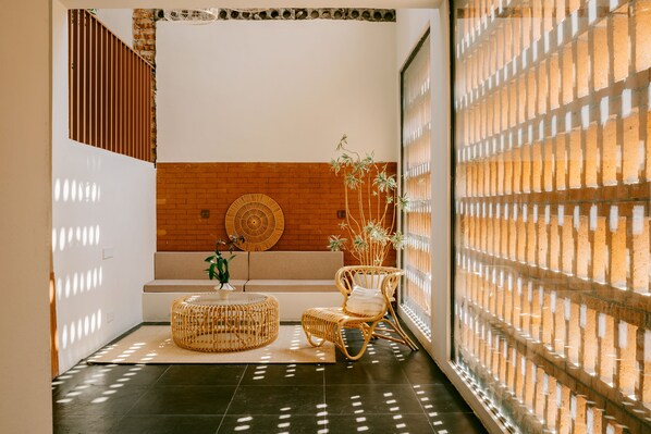 Coin salon dans le hall