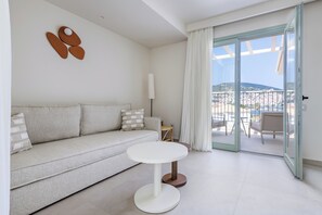 Deluxe, Junior Suite, Sea View | Safe på rommet, skrivebord for bærbar PC og blendingsgardiner