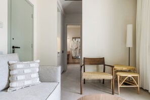 Suite junior, vistas al jardín | Caja fuerte, espacio para trabajar con un portátil, cortinas opacas