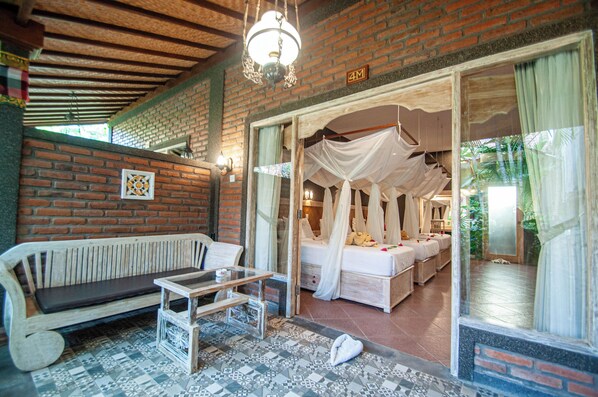 Deluxe kamer, Meerdere bedden, balkon, uitzicht op tuin | Terras