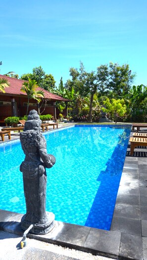 Una piscina al aire libre