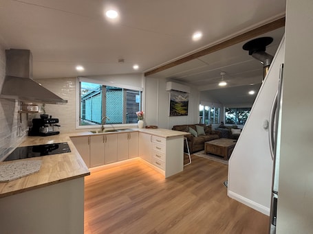 Fridge, microwave, oven, stovetop. Bunya Cottage with Fireplace