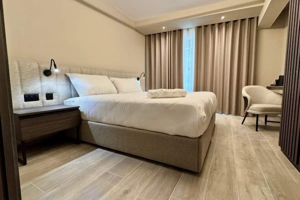 Peti besi dalam bilik, meja, seterika/papan seterika, Wi-fi percuma