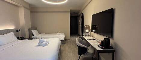 Triple Room | In-room safe, desk, iron/ironing board (on request), WiFi (free)