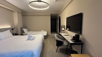 Kolmen hengen huone | Tallelokero huoneessa, työpöytä, silitysrauta/-lauta, ilmainen Wi-Fi
