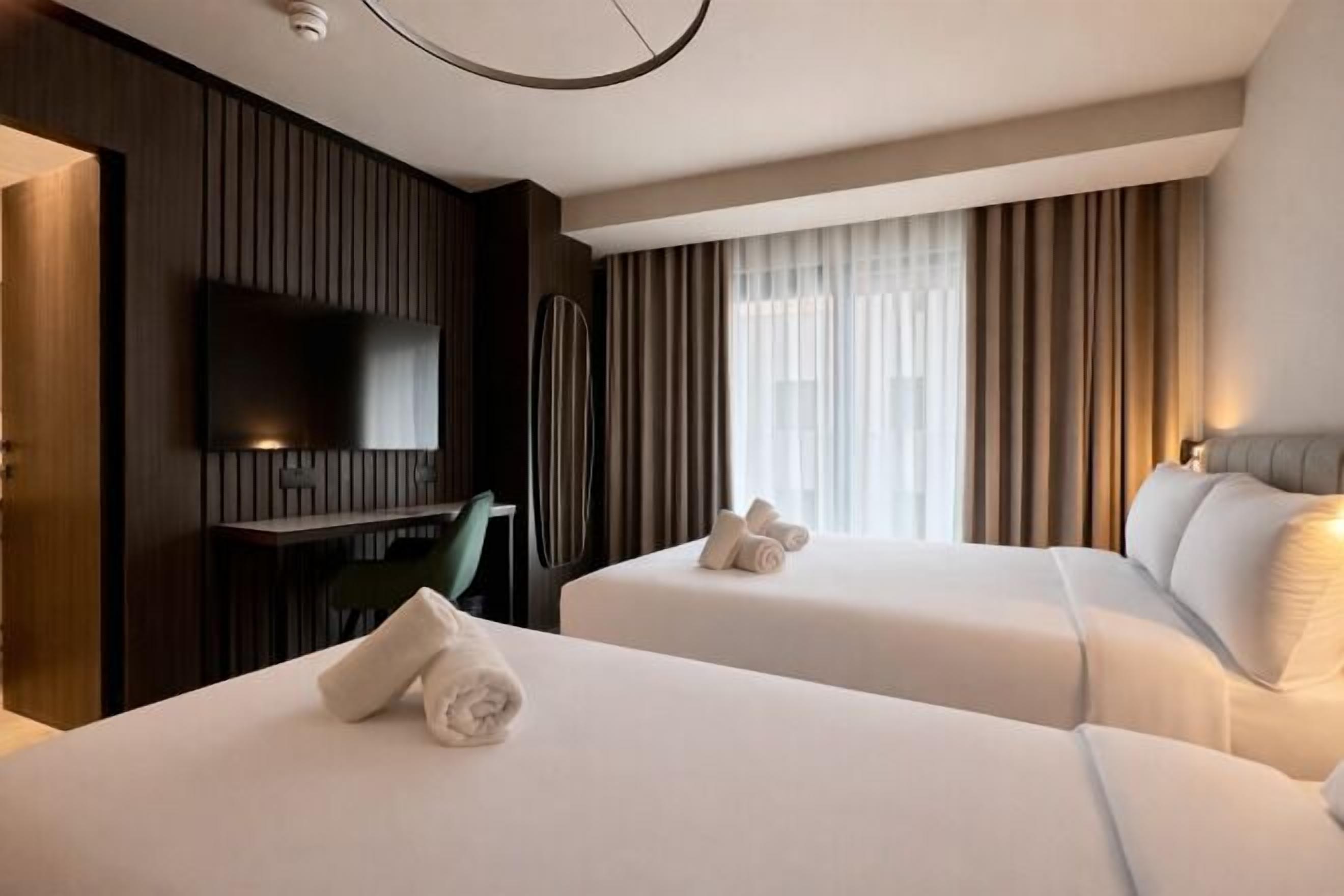 Een kluis op de kamer, een bureau, een strijkplank/strijkijzer