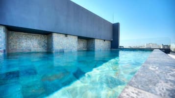 Sæsonbestemt udendørs pool