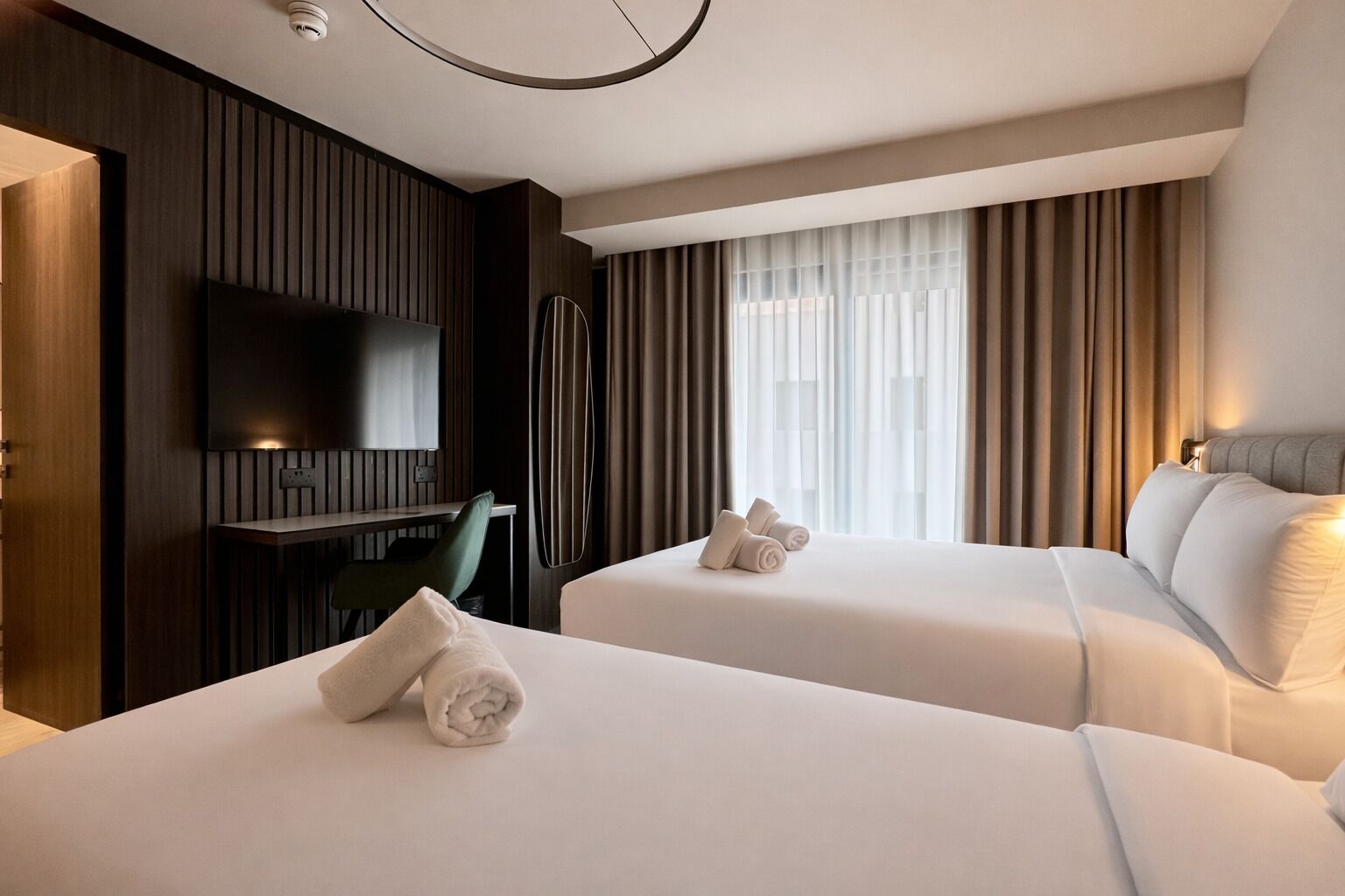 Executive driepersoonskamer, balkon | Een kluis op de kamer, een bureau, een strijkplank/strijkijzer