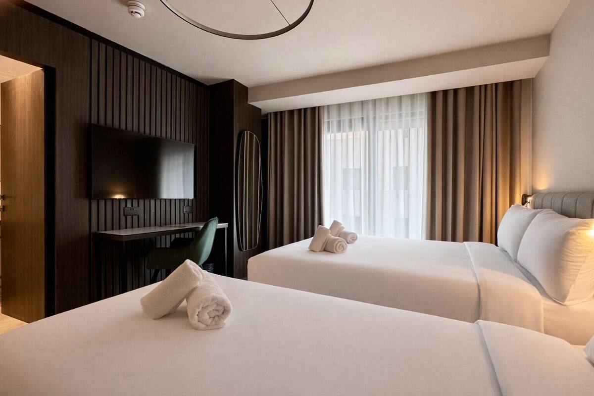 Executive driepersoonskamer, balkon | Een kluis op de kamer, een bureau, een strijkplank/strijkijzer