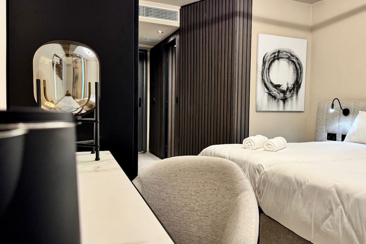 Standard Double or Twin Room, Balcony, Partial Sea View | Peti besi dalam bilik, meja, seterika/papan seterika, Wi-fi percuma