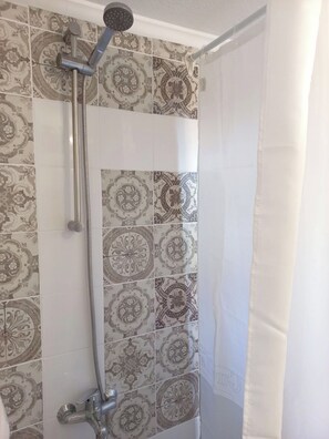 Haartrockner, Handtücher, Seife, Toilettenpapier