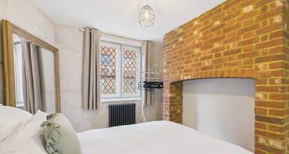 Host Stay Dame Alice Street