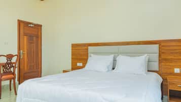Habitación básica, vista a la colina | Espacio para trabajar con laptop y wifi gratis