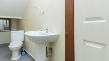 Phòng tiện nghi đơn giản, quang cảnh đồi núi, khu vực vườn | Phòng tắm | Buồng tắm vòi sen, đồ dùng nhà tắm miễn phí, máy sấy tóc, khăn tắm