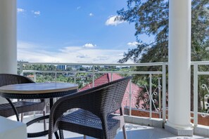 Eenvoudige kamer, uitzicht op heuvels | Terras