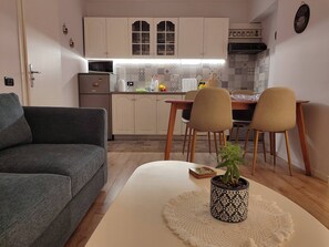 Lejlighed - 1 soveværelse - ryger - balkon | Spisestue