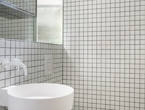 Douche, serviettes fournies, savon, papier toilette