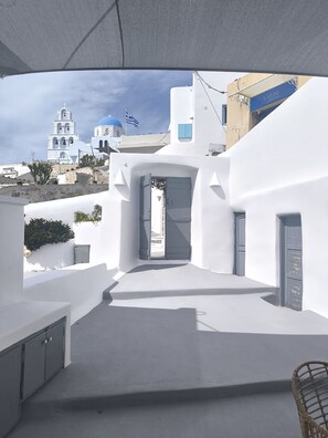 Property grounds - Imarkellis Pyrgos Traditional House and Belfry Charm with Courtyard in Santorini (Pyrgos Kallistis)