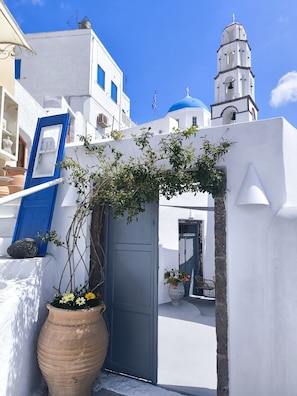 Exterior - Imarkellis Pyrgos Traditional House and Belfry Charm with Courtyard in Santorini (Pyrgos Kallistis)