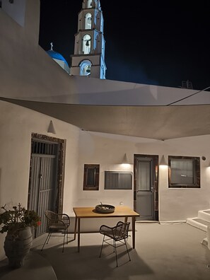 Outdoor dining - Imarkellis Pyrgos Traditional House and Belfry Charm with Courtyard in Santorini (Pyrgos Kallistis)