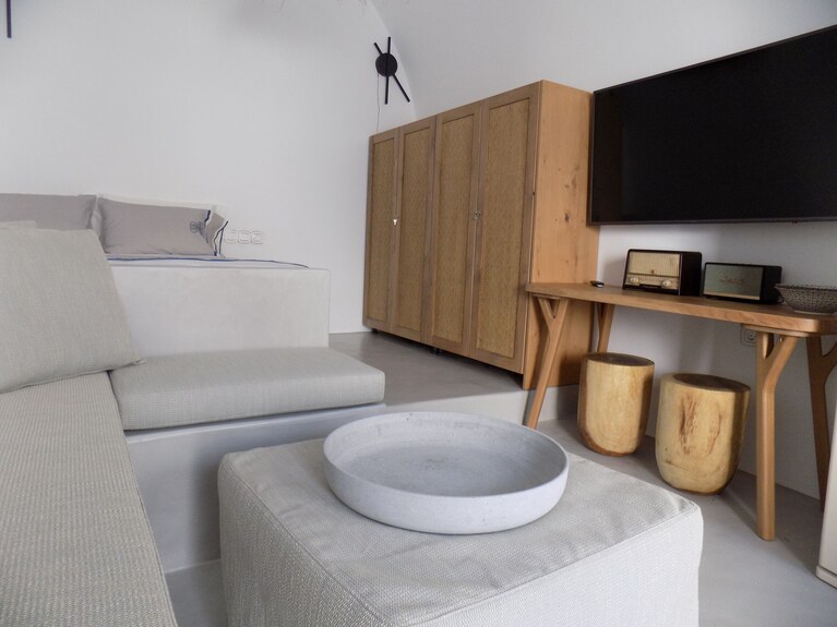 Imarkellis Pyrgos Traditional House And Belfry Charm With Courtyard In Santorini - Szantorini