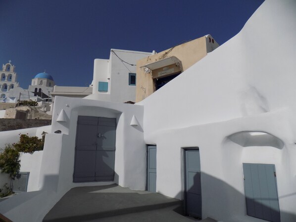 Exterior - Imarkellis Pyrgos Traditional House and Belfry Charm with Courtyard in Santorini (Pyrgos Kallistis)