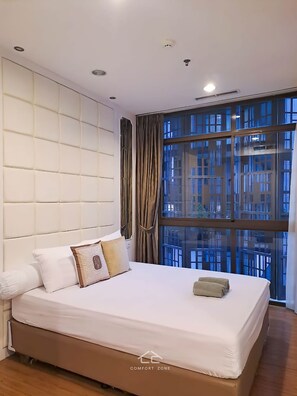 Apartamento Deluxe, 2 habitaciones, balcón, vistas a la ciudad | 2 dormitorios, minibar, cortinas opacas y sistema de insonorización