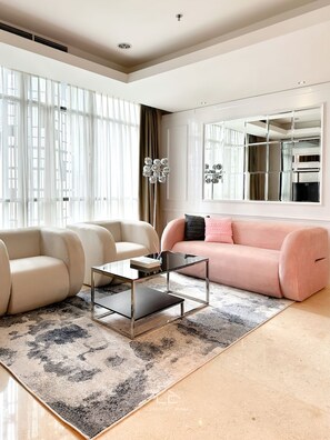 Deluxe-Apartment, 2 Schlafzimmer, Balkon, Stadtblick | Wohnbereich | 42-Zoll-Flachbildfernseher mit Kabelempfang