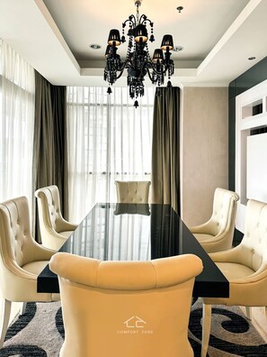 Apartamento Deluxe, 2 habitaciones, balcón, vistas a la ciudad | Servicio de comidas en la habitación