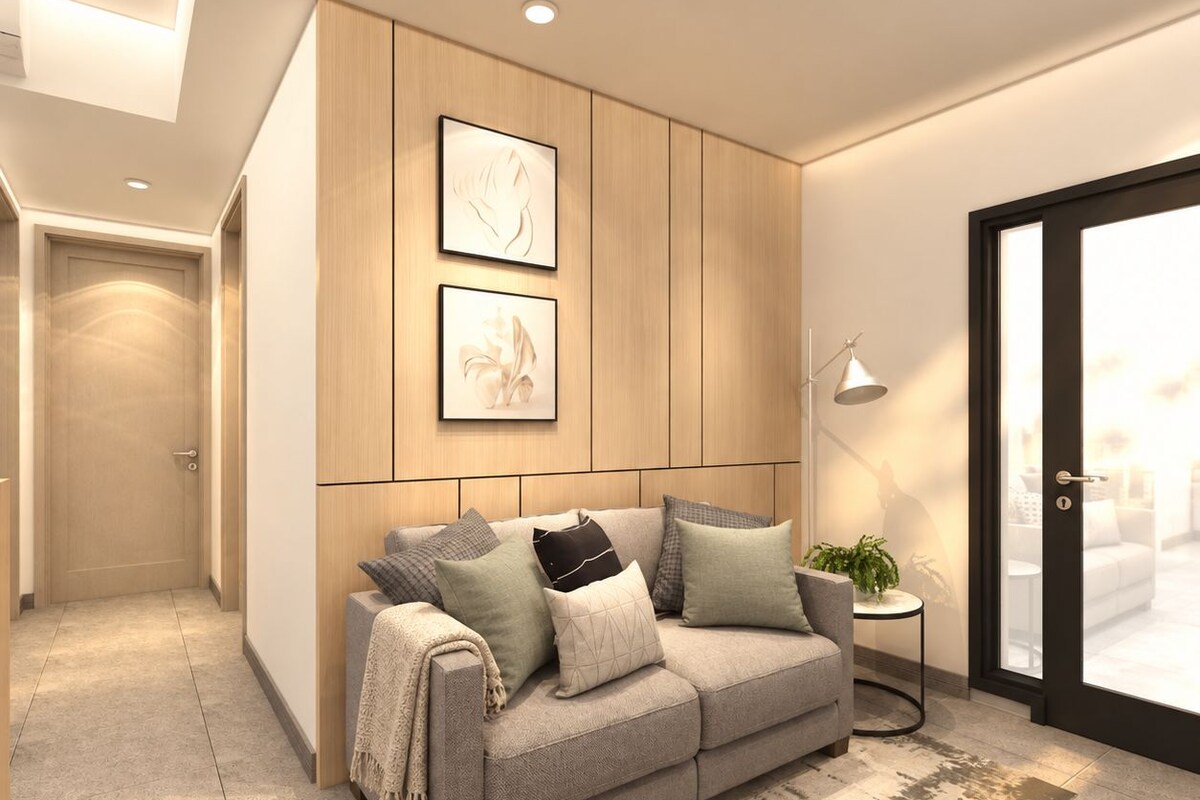 En moderne stue med sofa, lille sofabord og gulvlampe.