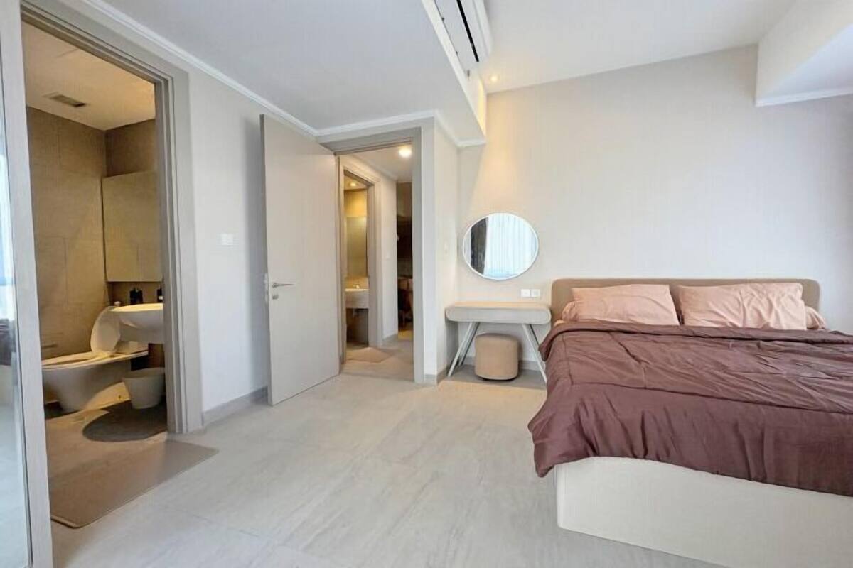 2 bedrooms, minibar, blackout curtains, soundproofing