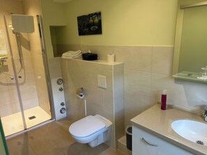 Dusche, Haartrockner, HandtĂŒcher, Seife