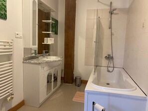 Haartrockner, Handtücher, Seife, Toilettenpapier