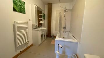 Sèche-cheveux, serviettes fournies, savon, papier toilette