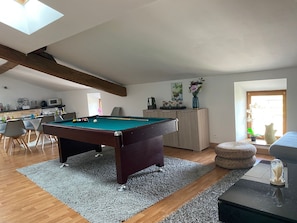 Game room - Billiards Lounge loft with Billiards & Netflix by BoookingFuté (Socourt)