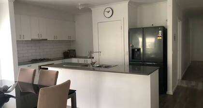 9 Serenity Home 4-bedroom with WiFi and AC in Pakenham