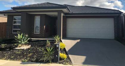 9 Serenity Home 4-bedroom with WiFi and AC in Pakenham