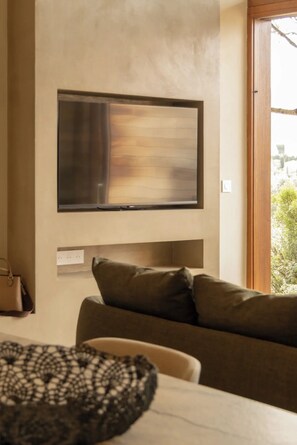 Smart-TV, Tischtennisplatte, Bücher