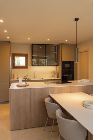 Fridge, microwave, oven, stovetop - Villa with swimming pool, near Lozari beach – Corsica (BELGODÈRE)