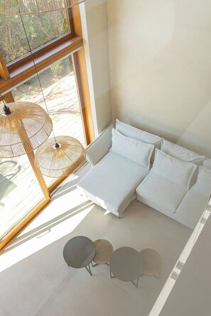 Smart TV, mesa de ping pong, libros