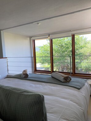 3 chambres, coffres-forts dans les chambres, fer et planche à repasser