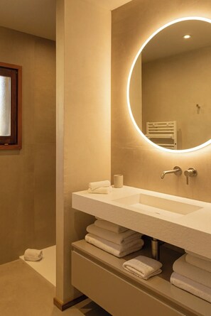 Shower, hair dryer, towels, toilet paper - Villa with swimming pool, near Lozari beach – Corsica (BELGODÈRE)