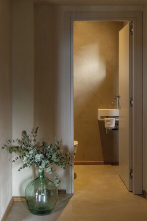 Bruser, hårtørrer, håndklæder, Toiletpapir