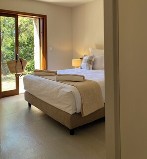 3 bedrooms, in-room safe, iron/ironing board, travel cot