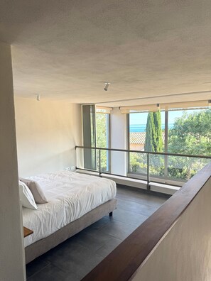 3 dormitorios, caja fuerte, tabla de planchar con plancha